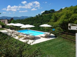 Het zwembad bij of vlak bij Cozy Villa in Fabriano Italy with Swimming Pool