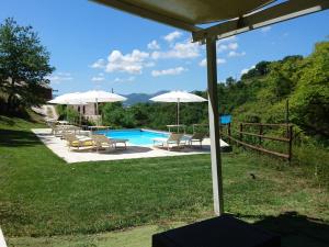 Basen w obiekcie Cozy Villa in Fabriano Italy with Swimming Pool lub w pobliżu