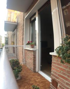 balkon z doniczkami na budynku w obiekcie Betiko w mieście Vitoria-Gasteiz