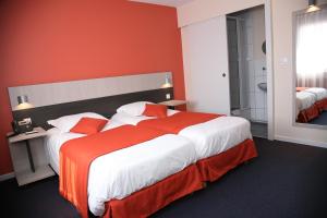 Postel nebo postele na pokoji v ubytování Logis Hôtel- Restaurant La Renaissance