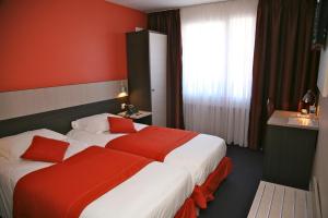 Postel nebo postele na pokoji v ubytování Logis Hôtel- Restaurant La Renaissance