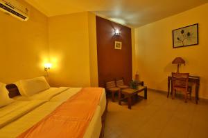Postel nebo postele na pokoji v ubytování Deshadan Cliff & Beach Resort,Varkala