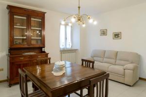 a living room with a table and a couch at La Casa dei Pini in Gubbio