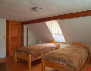 2 łóżka w pokoju na poddaszu w obiekcie Ferienwohnung Kleine Akademie w mieście Schonungen