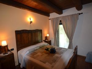Ένα ή περισσότερα κρεβάτια σε δωμάτιο στο Luxury Holiday Home in Modigliana Italy with Garden