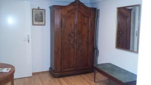 eine große Holztür in einem Zimmer mit einer Bank in der Unterkunft Ferienwohnung am Markgrafenplatz in Baden-Baden
