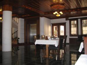 a dining room with a white table and chairs at Simre Hotel in Amasya