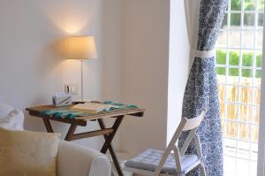 羅馬的住宿－羅馬賓客公寓，客房设有书桌、椅子和窗户。