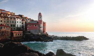 レーリチにあるCasa Micol Lericiの海辺時計塔のある建物