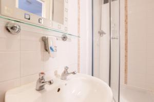 A bathroom at Bacon Arms, Newbury by Marston's Inns 