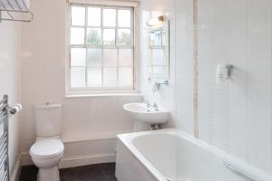 A bathroom at Bacon Arms, Newbury by Marston's Inns 