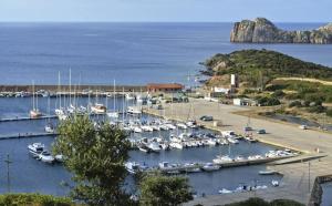 un groupe de bateaux amarrés dans un port de plaisance dans l'eau dans l'établissement Appartamenti Via La Marmora, à Teulada