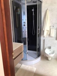 uma casa de banho com um chuveiro, um lavatório e um WC. em suite the natural color em Selargius