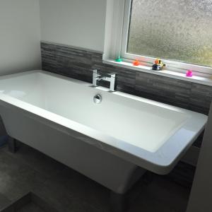 lavabo blanco en un baño con ventana en Baker's Dozen en Stratford-upon-Avon