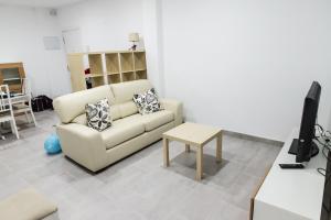 sala de estar con sofá y mesa en Apartamento cerca de la Playa y el Centro, en Valencia