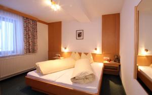 ein Hotelzimmer mit einem Bett und einem Fenster in der Unterkunft Pension Timmelseck in Obergurgl