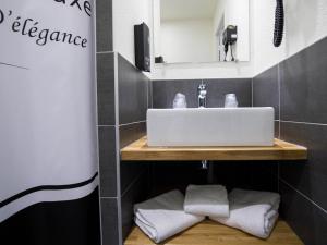 Ванная комната в KYRIAD BORDEAUX SUD - Villenave d'Ornon