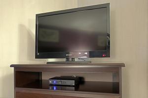 En tv och/eller ett underhållningssystem på Mount Holyoke Inn