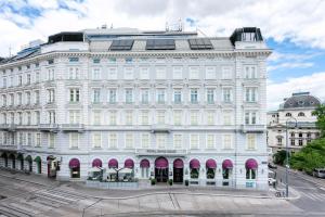 een groot wit gebouw in een stadsstraat bij Hotel Sans Souci Wien in Wenen