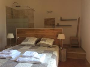 Un dormitorio con una cama con toallas. en Maison Daumas Billard Français et Piscine, en Robion en Luberon 34 fotos más