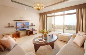 TV a/nebo společenská místnost v ubytování Roda Beach Resort