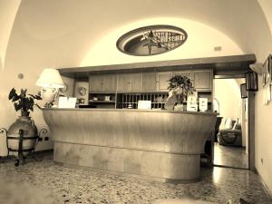 a lobby with a counter and a lamp in a room at Hotel Biancamaria in Anacapri