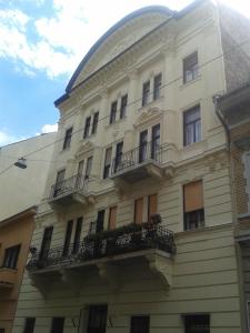ブダペストにあるOrchidea Central Apartmentのドームを上に建てた建物