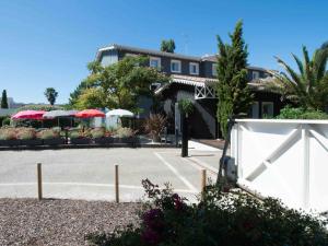 a building with pink umbrellas in a parking lot at greet La Teste Bassin d'Arcachon in La Teste-de-Buch