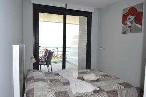 une chambre avec un lit avec un animal en peluche dessus dans l'établissement Amazing Infinity View Apartment, à Arenales del Sol 35 autres photos