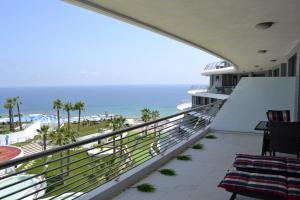 un balcon avec vue sur l'océan dans l'établissement Amazing Infinity View Apartment, à Arenales del Sol
