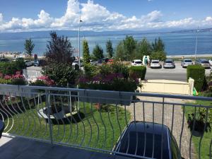 een balkon met uitzicht op een parkeerplaats bij villa maxilly in Maxilly-sur-Léman