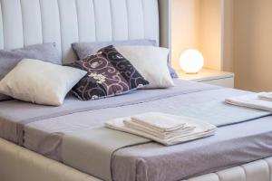 Postel nebo postele na pokoji v ubytování Villa Lazzari B&B Tra i due Mari