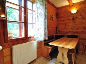 a wooden cabin with a wooden table and a window at Dunia - Dom na wyłączność in Kazimierz Dolny