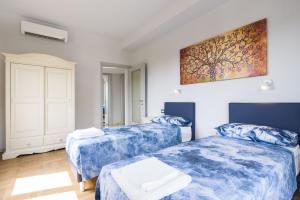 Zimmer mit 2 Betten und Wandgemälde in der Unterkunft PrimoPiano - RG12 in Mailand