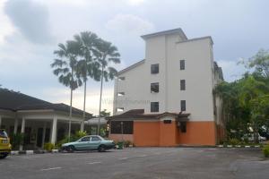 a car parked in front of a building at Wawa's Golf View Inn in Taiping