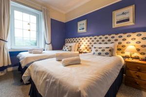 A bed or beds in a room at Edale House B&B 