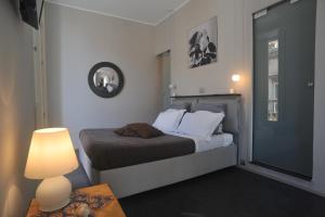 Un pat sau paturi într-o cameră la Kalote' Apartments