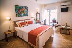 雅典的住宿－雅典衛城慵懶公寓，一间带大床的卧室和一间客厅