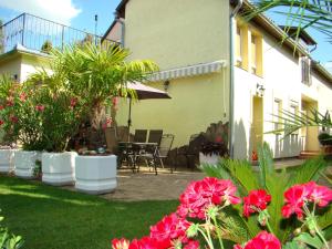 a house with a garden with flowers in the yard at Violetta Vendégház in Keszthely +77 photos