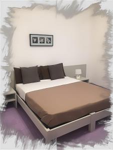 アトラーニにあるCasa Nova Amalfi Coastの白い部屋に大型ベッド1台が備わるベッドルーム1室が備わります。