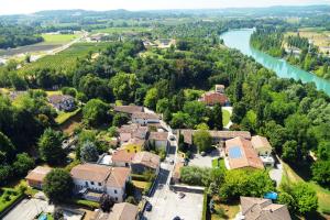 una vista aérea de una localidad junto a un río en Corte Attilea, en Valeggio sul Mincio