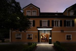 ein Gebäude mit einem Licht davor in der Unterkunft Schüdlbauer´s Hotel-Restaurant-Bar in Braunau am Inn