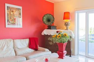 - un salon avec un canapé et un vase de fleurs dans l'établissement CAMINHOS DE SANTIAGO - VillaMaria BEACH HOUSE, à Leça da Palmeira
