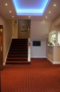 ein Raum mit Treppe und blauer Decke in der Unterkunft Laichmoray Hotel in Elgin