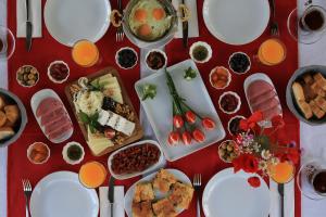 Svečiams siūlomi pusryčių variantai apgyvendinimo įstaigoje Lukkies Lodge Cirali