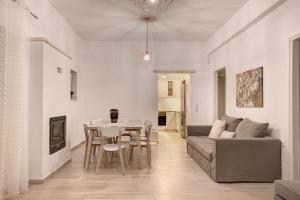 a living room with a table and a couch at Villa Evilia in Márpissa