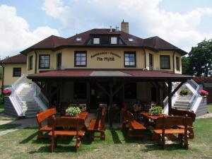 un restaurante con mesas y sillas frente a un edificio en Penzion - Restaurace Na Mýtě, en Sezimovo Ústí