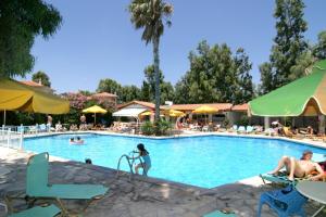 Piscina a Hydrele Beach Hotel & Village o a prop