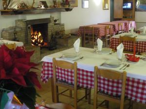 ห้องอาหารหรือที่รับประทานอาหารของ Agriturismo Orsaiola