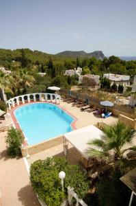 uitzicht op een zwembad in een resort bij Hotel Club Can Jordi in Cala Llenya